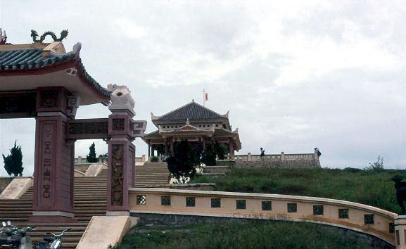 Cổng Tam Quan và Đền Tử Sĩ gần