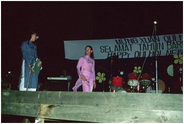 Cô Giáo Tỵ Nạn tổ chức thi Hoa Hậu Áo Dài mừng xuân Quý Hợi 1983 tại trại tỵ nạn Galang.