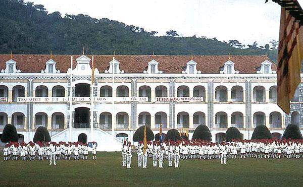 Lễ chào Quốc Kỳ tại trường TSQ một thời. Phía sau là Núi Lớn Vũng Tàu.