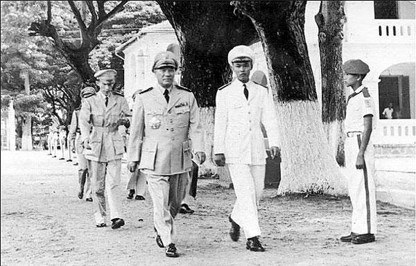 Tổng Tham Mưu Trưởng QLVNCH Tướng Lê Văn Tỵ (thứ 2 từ trái) thăm trường TSQ Vũng Tàu thời Chỉ Huy Trưởng Phan Như Hiên (thứ 2 từ phải).